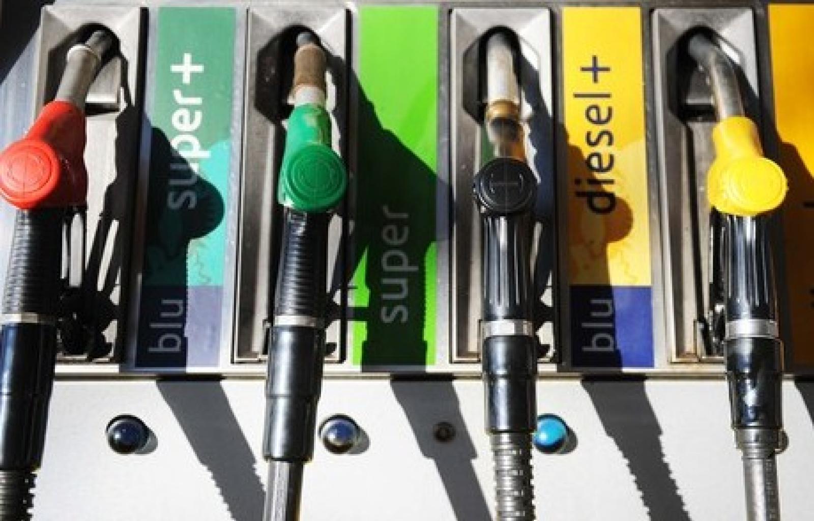 La benzina sfiora quota due euro