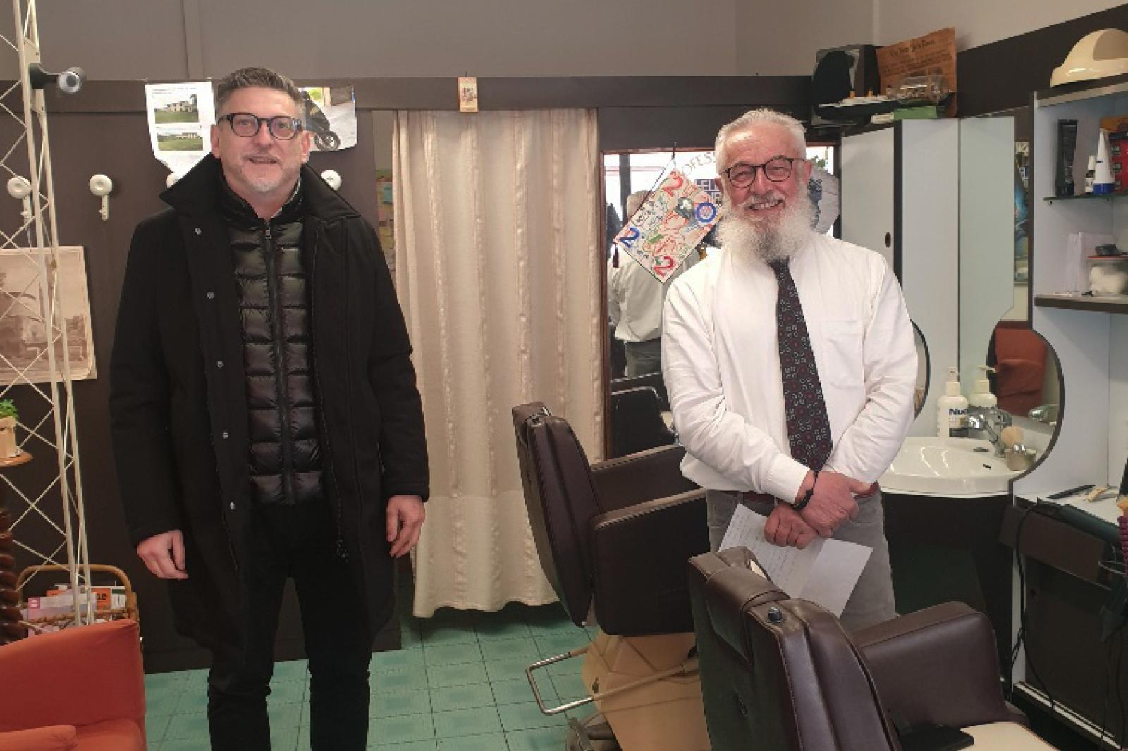 Il barbiere Tony compie 50 anni di professione