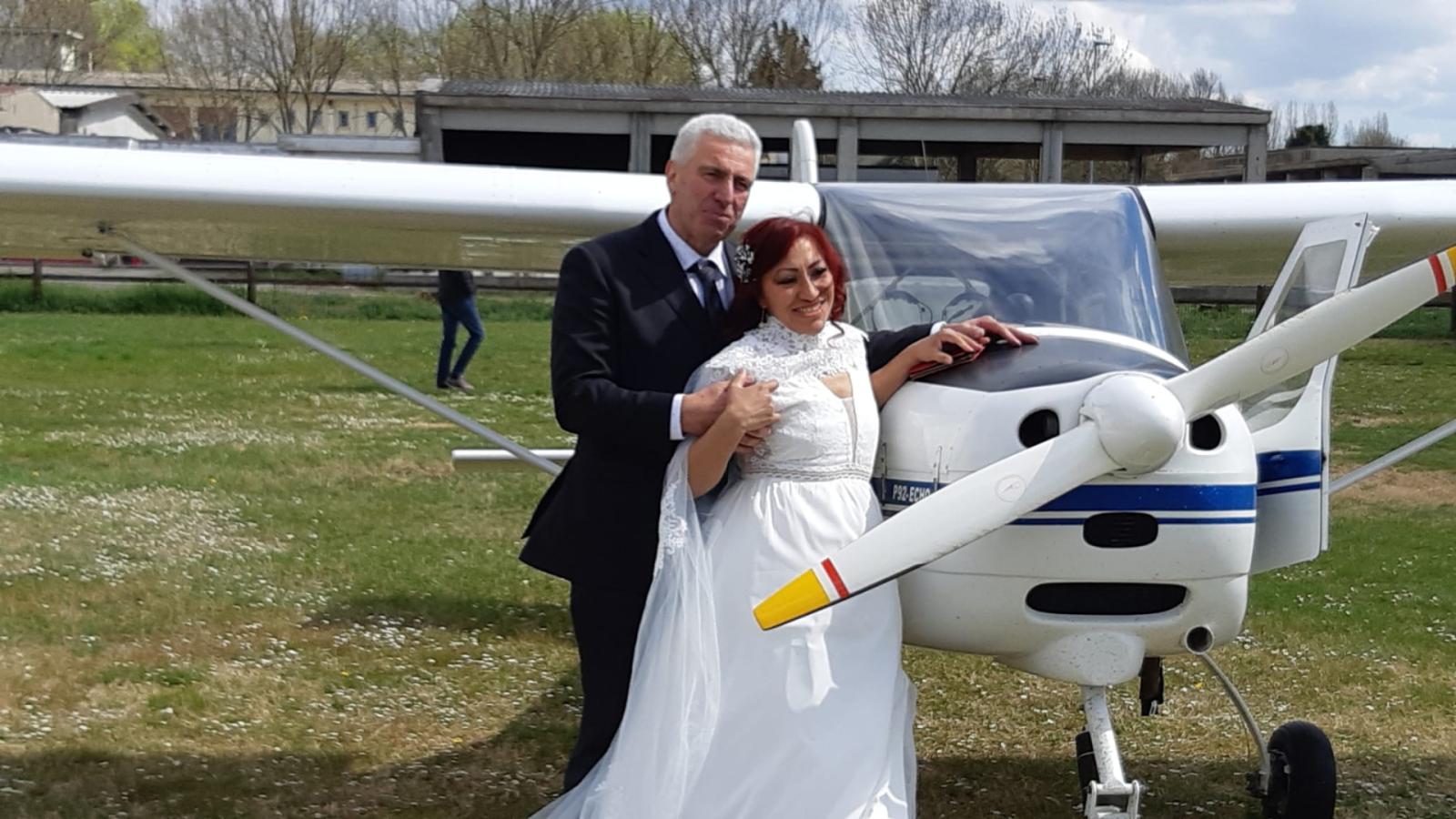 Sposi volanti: matrimonio e battesimo. Dell'aria!