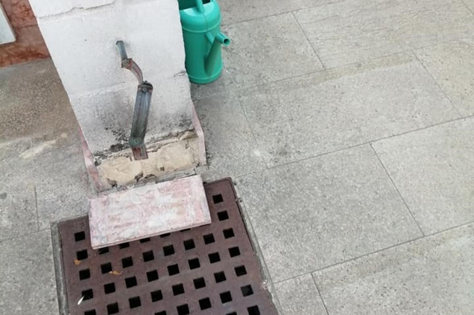 I ladri devastano il cimitero: grondaie strappate