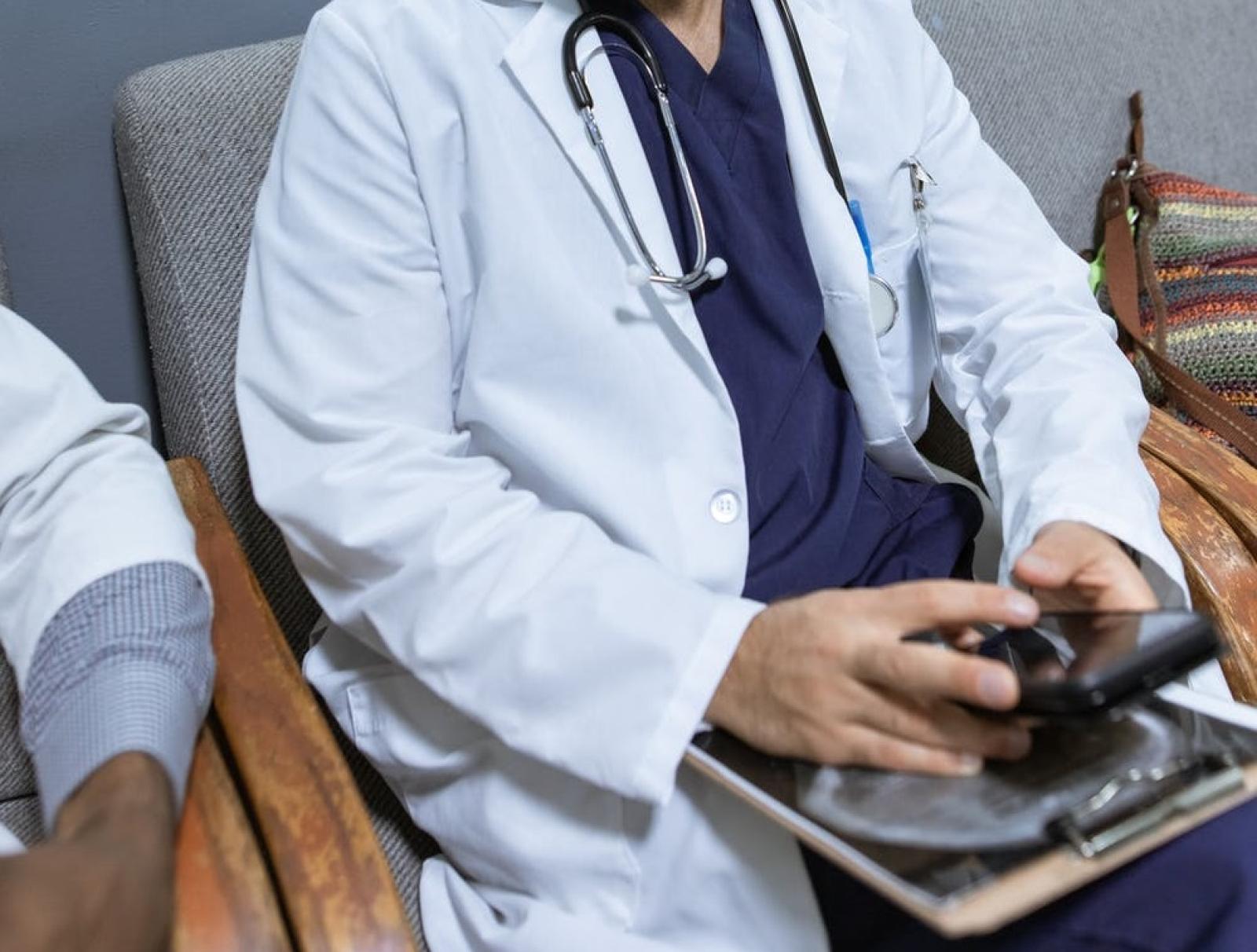 Ritrova e consegna il cellulare smarrito al dirigente Ulss