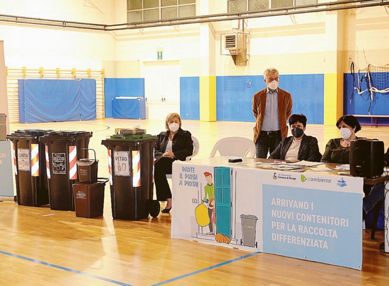 La raccolta rifiuti porta a porta spiegata in teatro Duomo