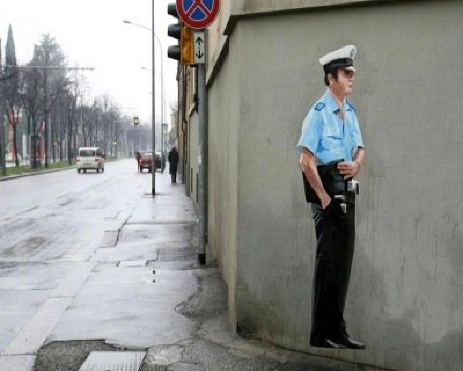 Le sagome degli agenti fanno arrabbiare la polizia