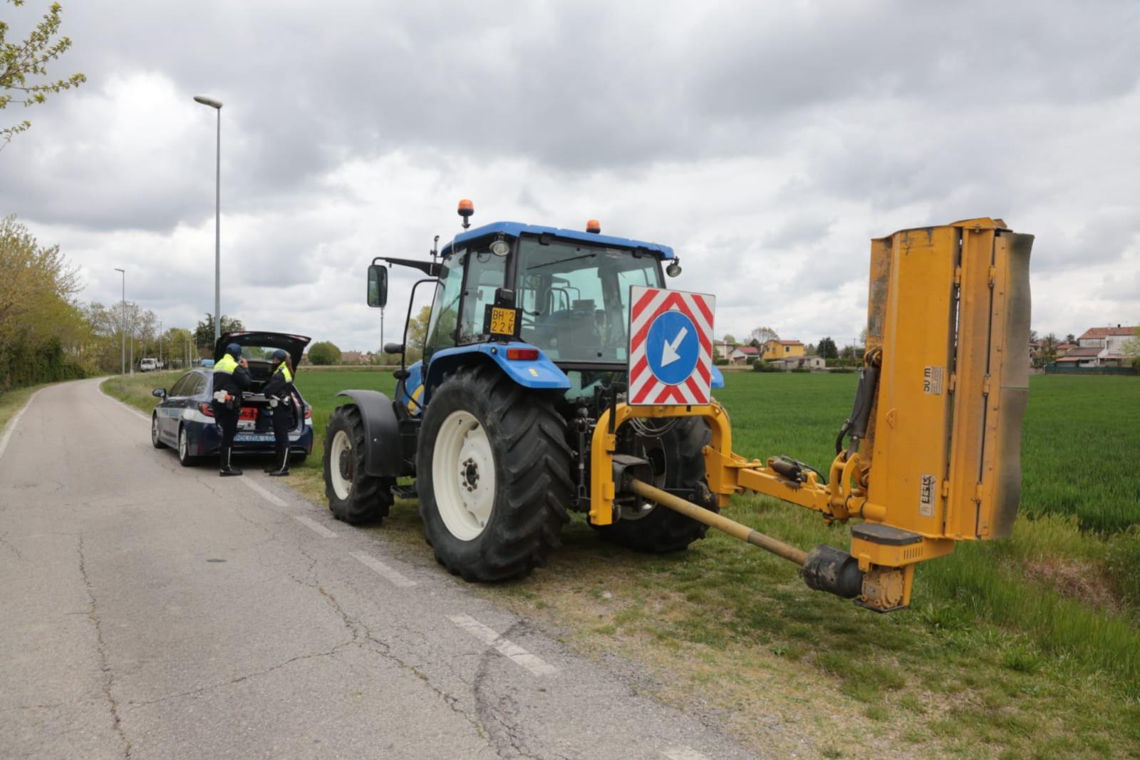 Il trattore degli sfalci abbatte i pali Telecom