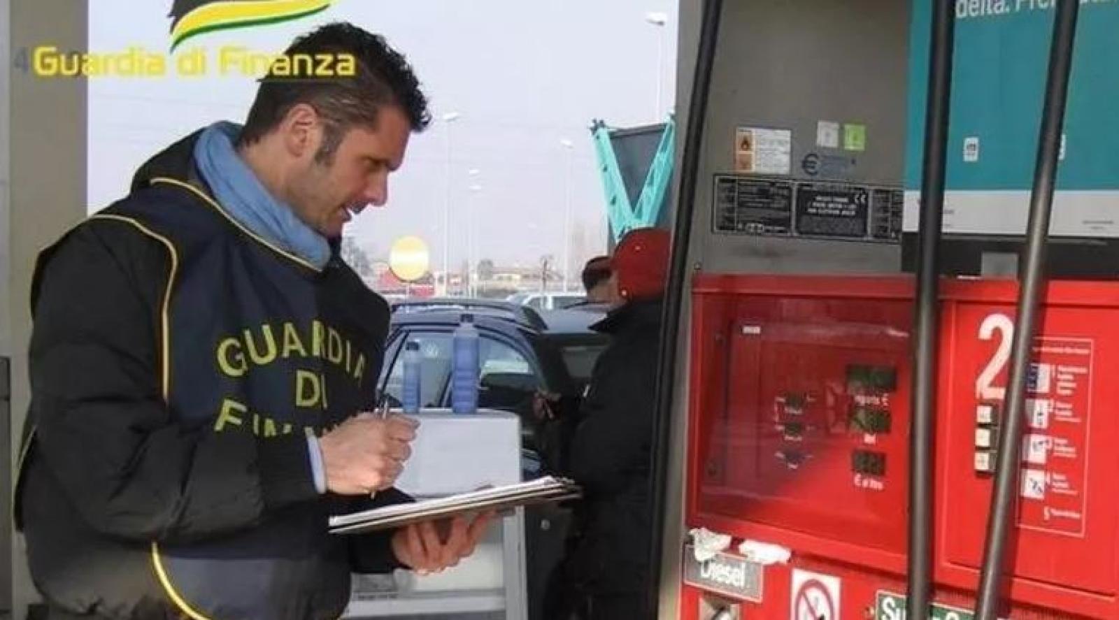 Espone un prezzo, ma ne applica uno pi&ugrave; alto: benzinaio beccato