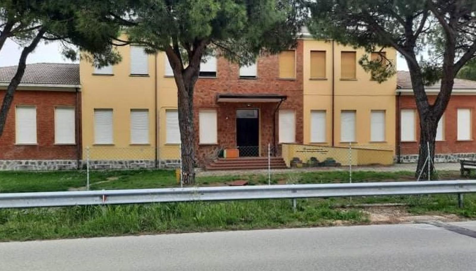 Crollo alle elementari, bimbi a casa