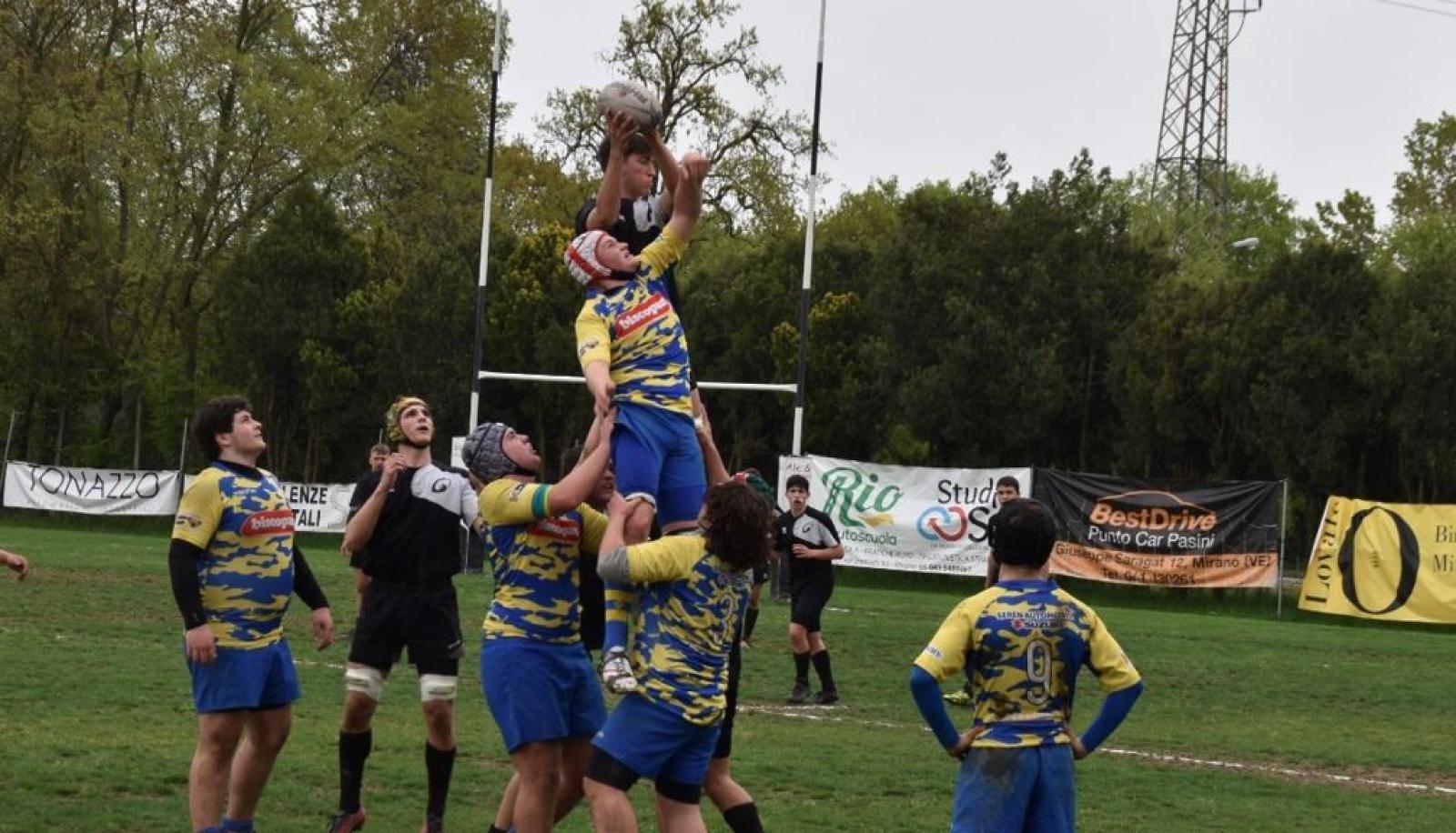 Rugby, scivolone per l'Under 17 
