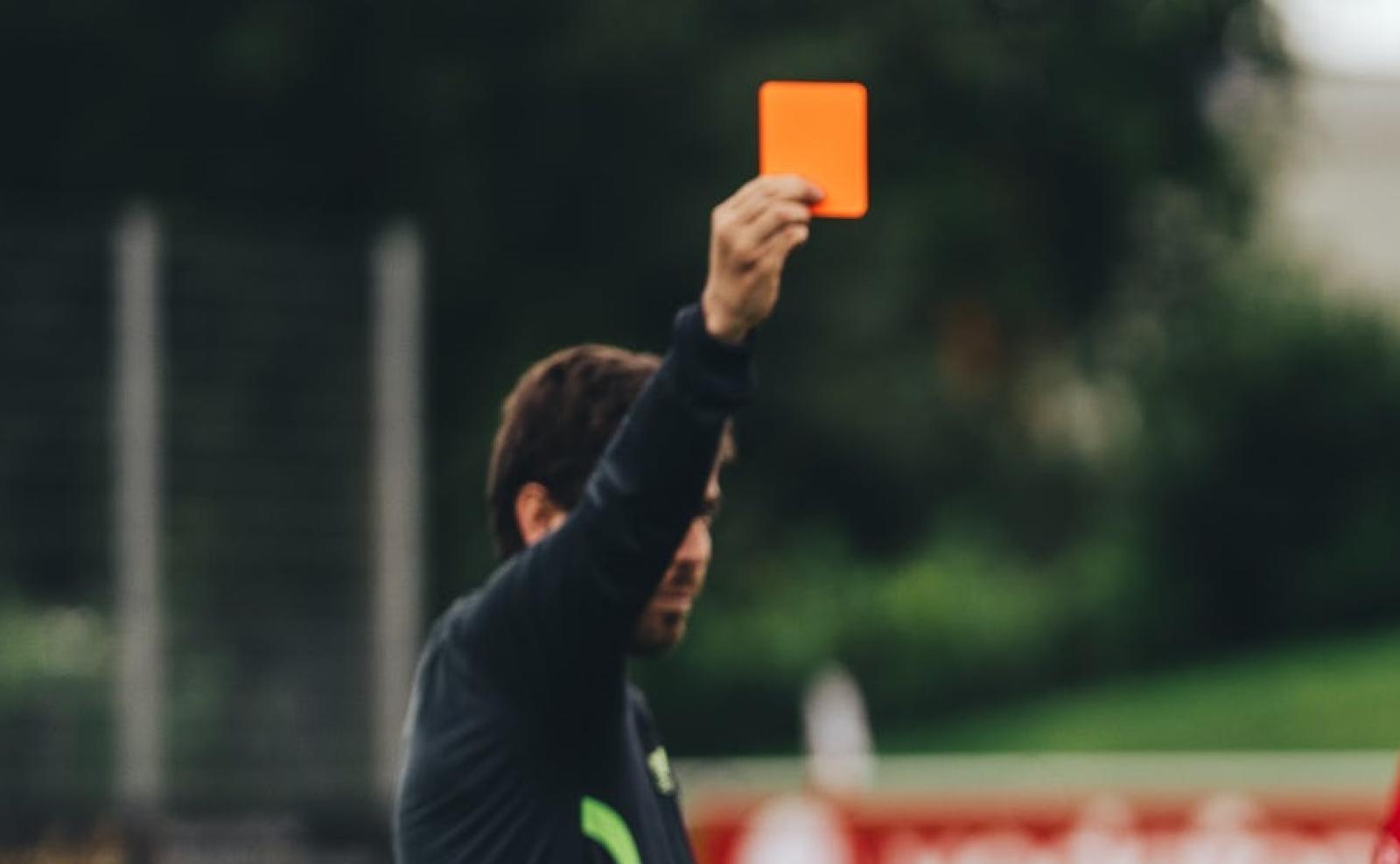 Insulti agli arbitri: multati in tre