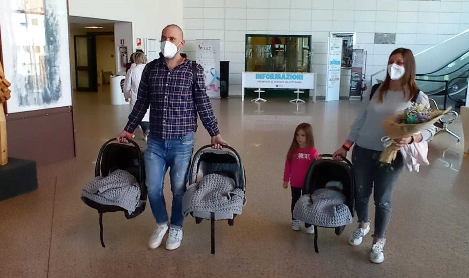 "Sono tre gemelli". E la famiglia scoppia in lacrime di gioia