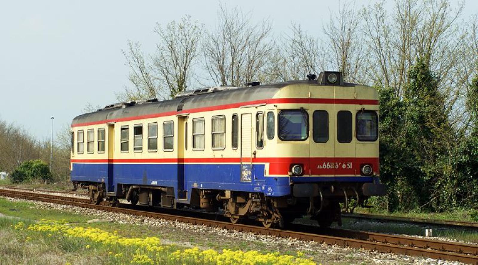 Treno salta la fermata, studente a piedi sui binari 
