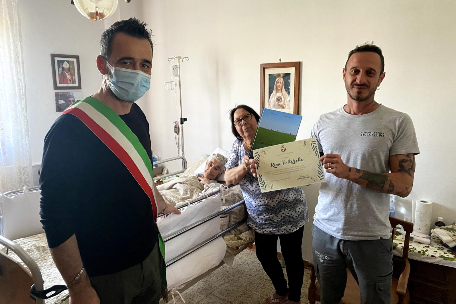 Il sindaco Roberto Pizzoli in visita a Rina Vettorello