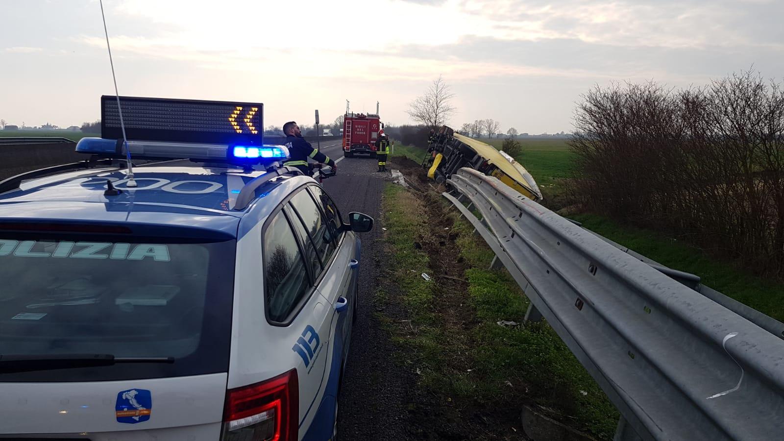 Muore uscendo di strada con l'autocarro