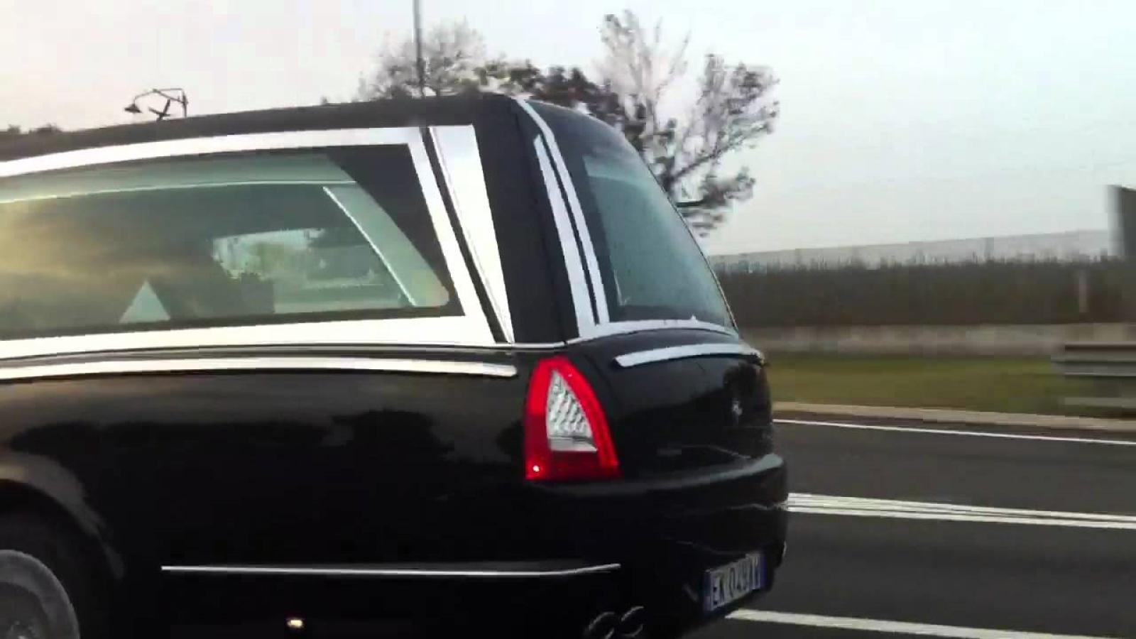 Multa al carro funebre con salma a bordo, funerale in ritardo