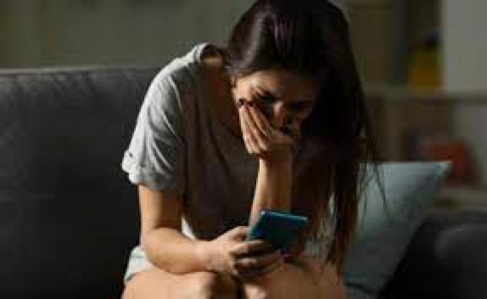 Lei lo lascia, lui la mette su un sito di escort