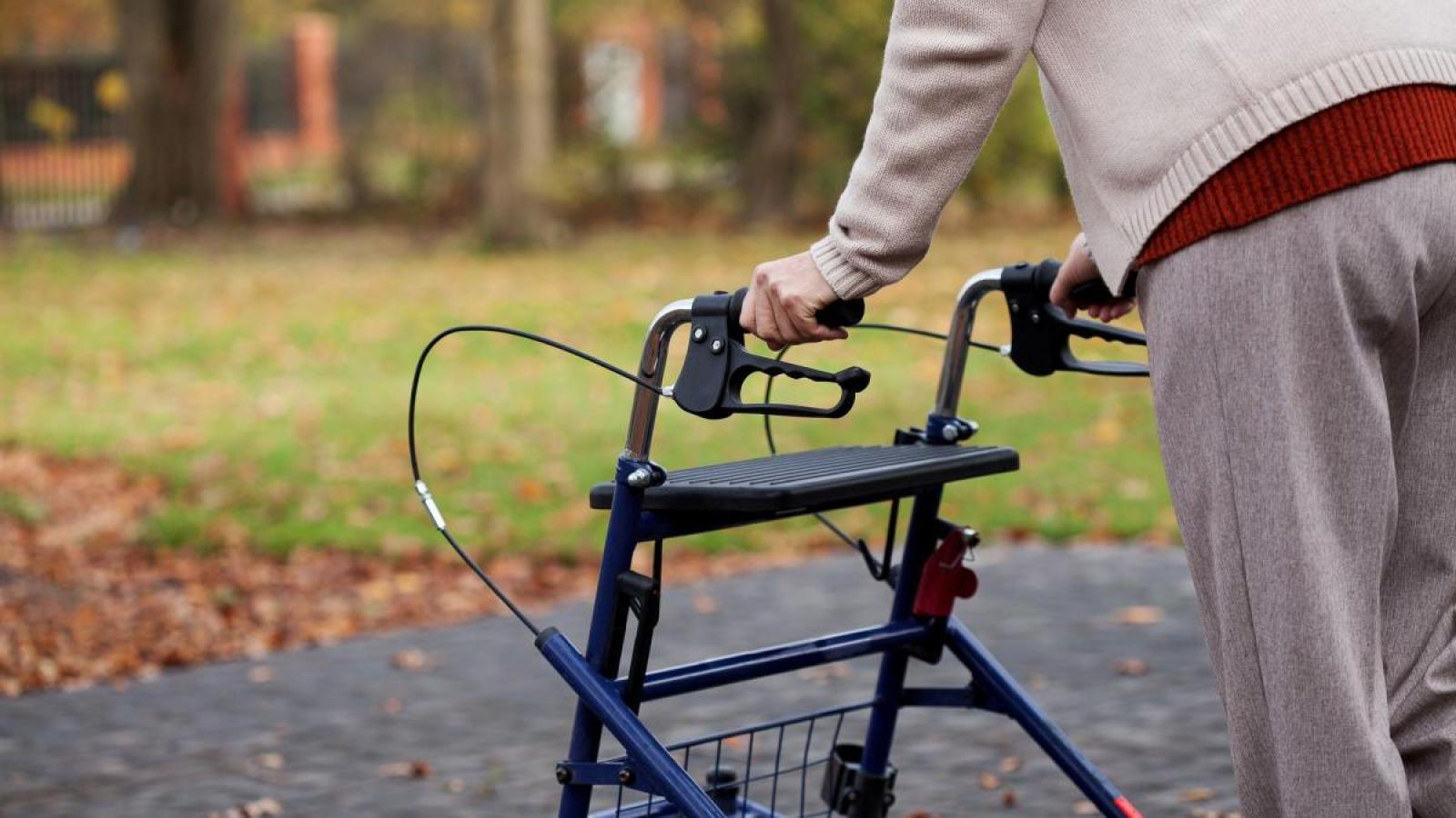 Anziana in deambulatore vandalizza le auto posteggiate male