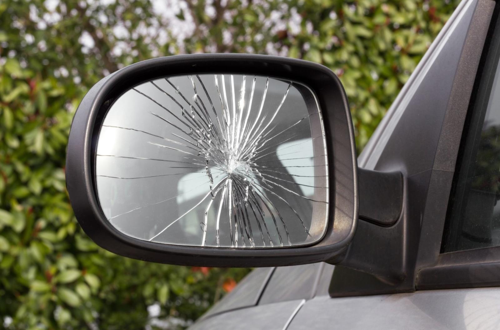 La nuova moda dei cretini: distruggere gli specchietti