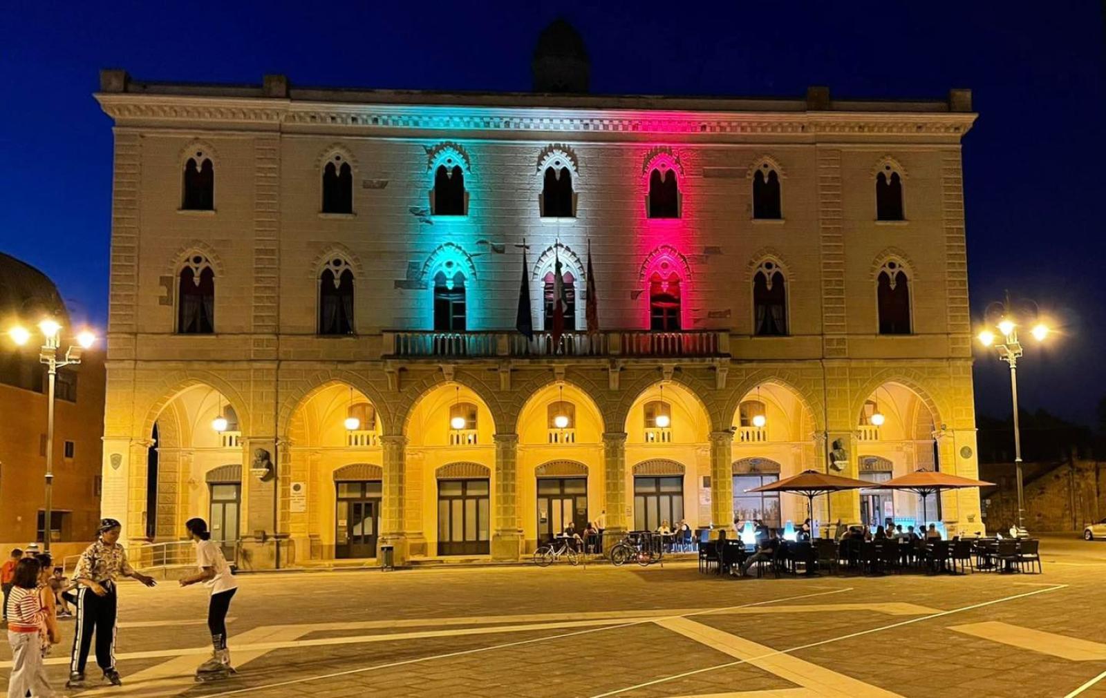 Il Tricolore illumina il municipio