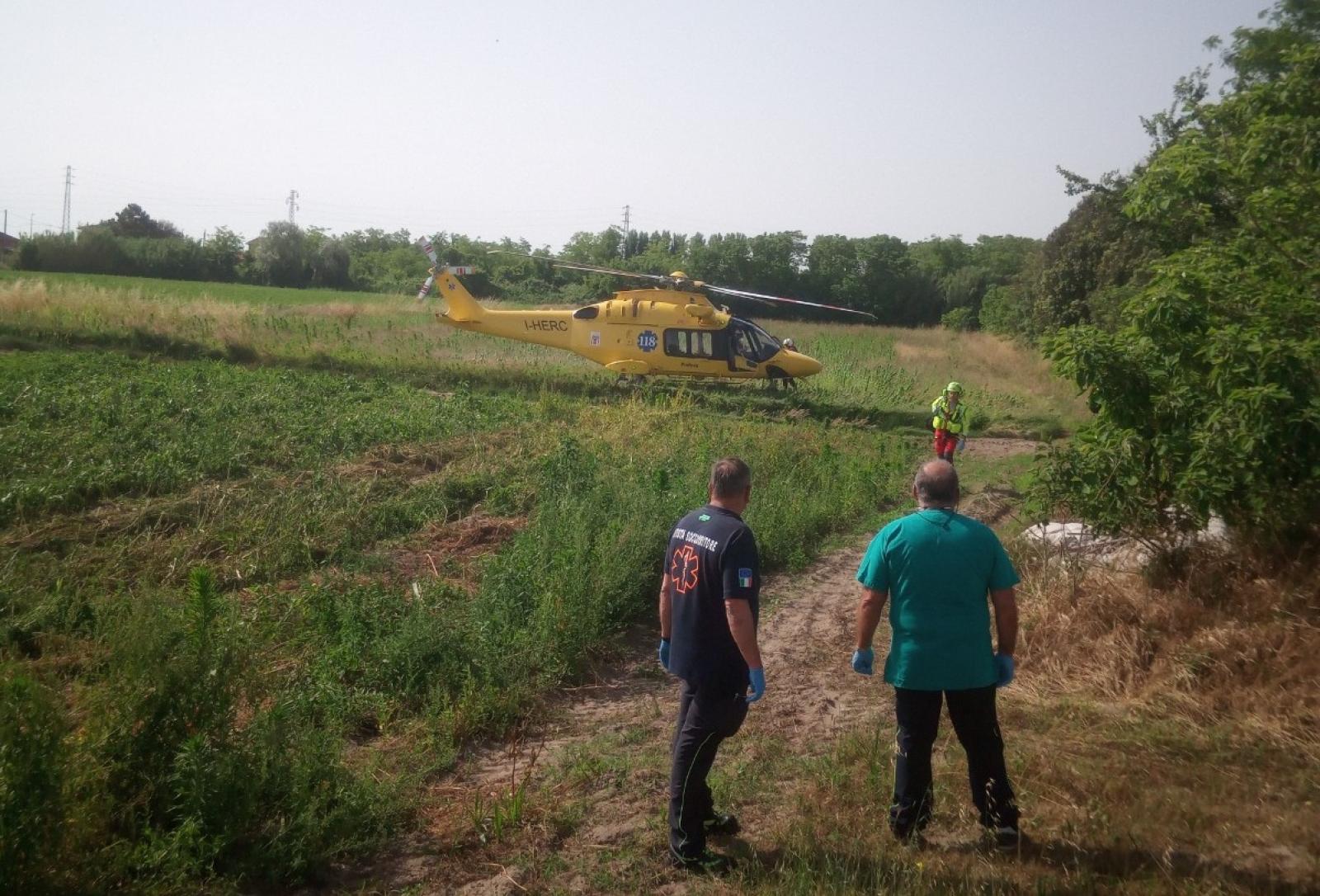 Rimane schiacciato dalla sua Harley