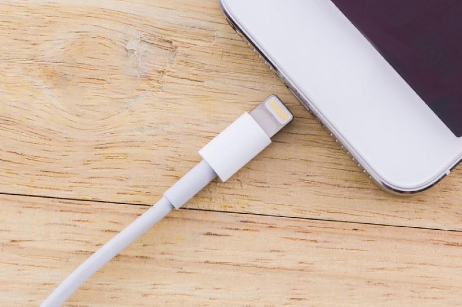 Addio al groviglio dei caricabatterie: l'Ue lo impone uguale per tutti