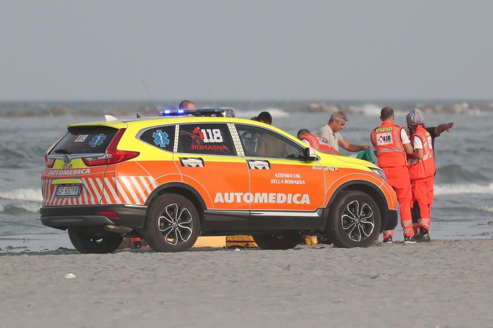 Salva un bimbo in mare e muore per lo sforzo