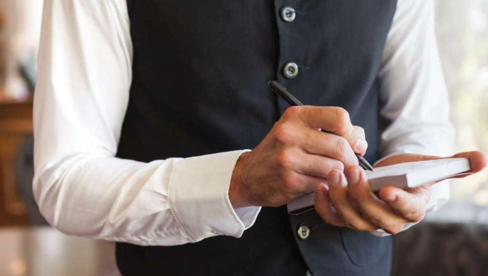 "Non trovo cameriere in regola a 1300 euro: chiudo"