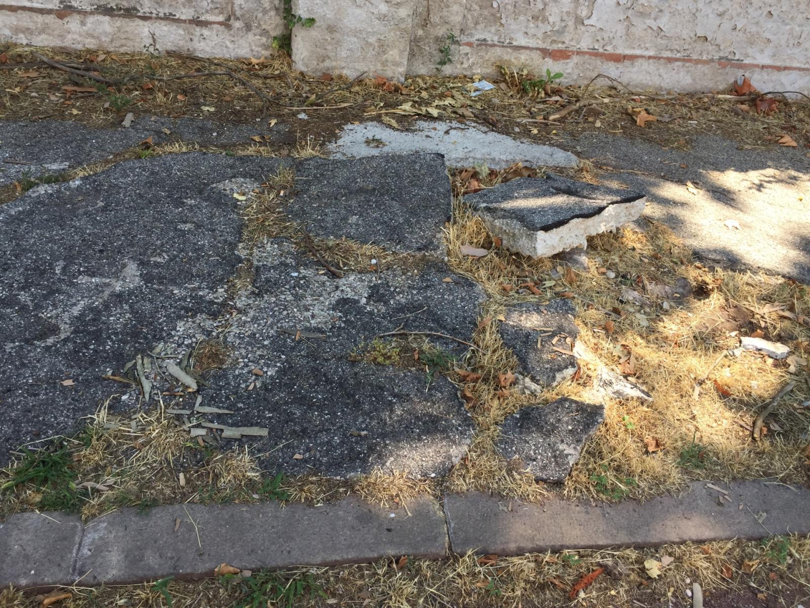 "Ecco come sono ridotti i nostri marciapiedi"