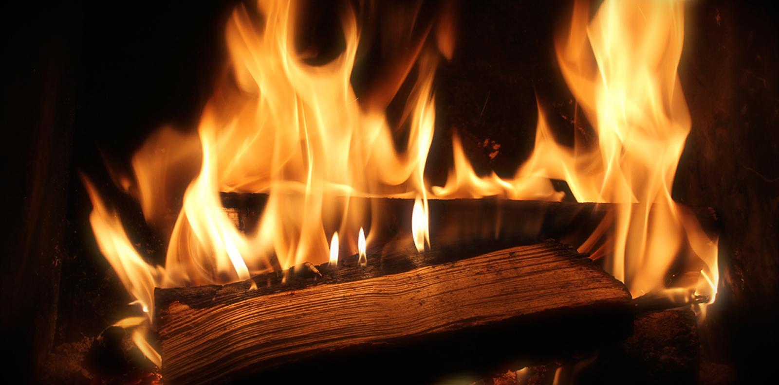 "Non si trova pi&ugrave; legna. E costa il doppio"