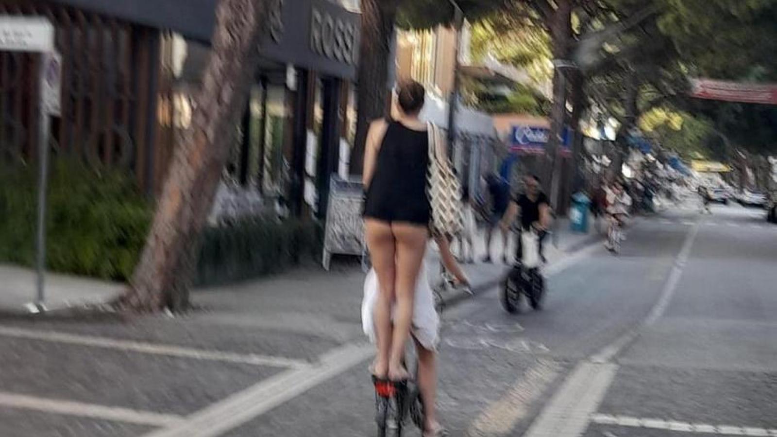 Turisti seminudi in centro, i negozianti: "Basta!"