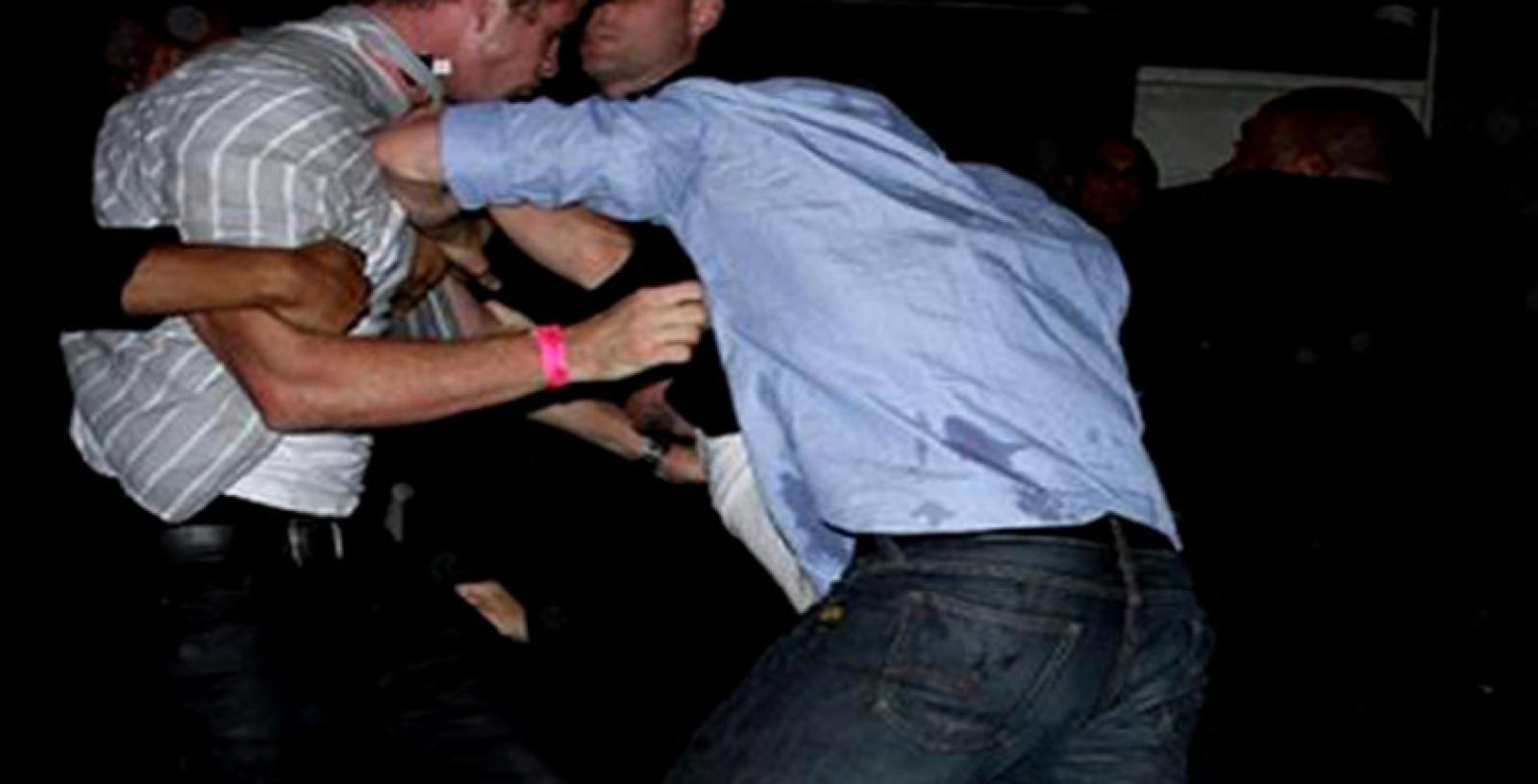 Tabaccaio mette in fuga il ladro a pedate