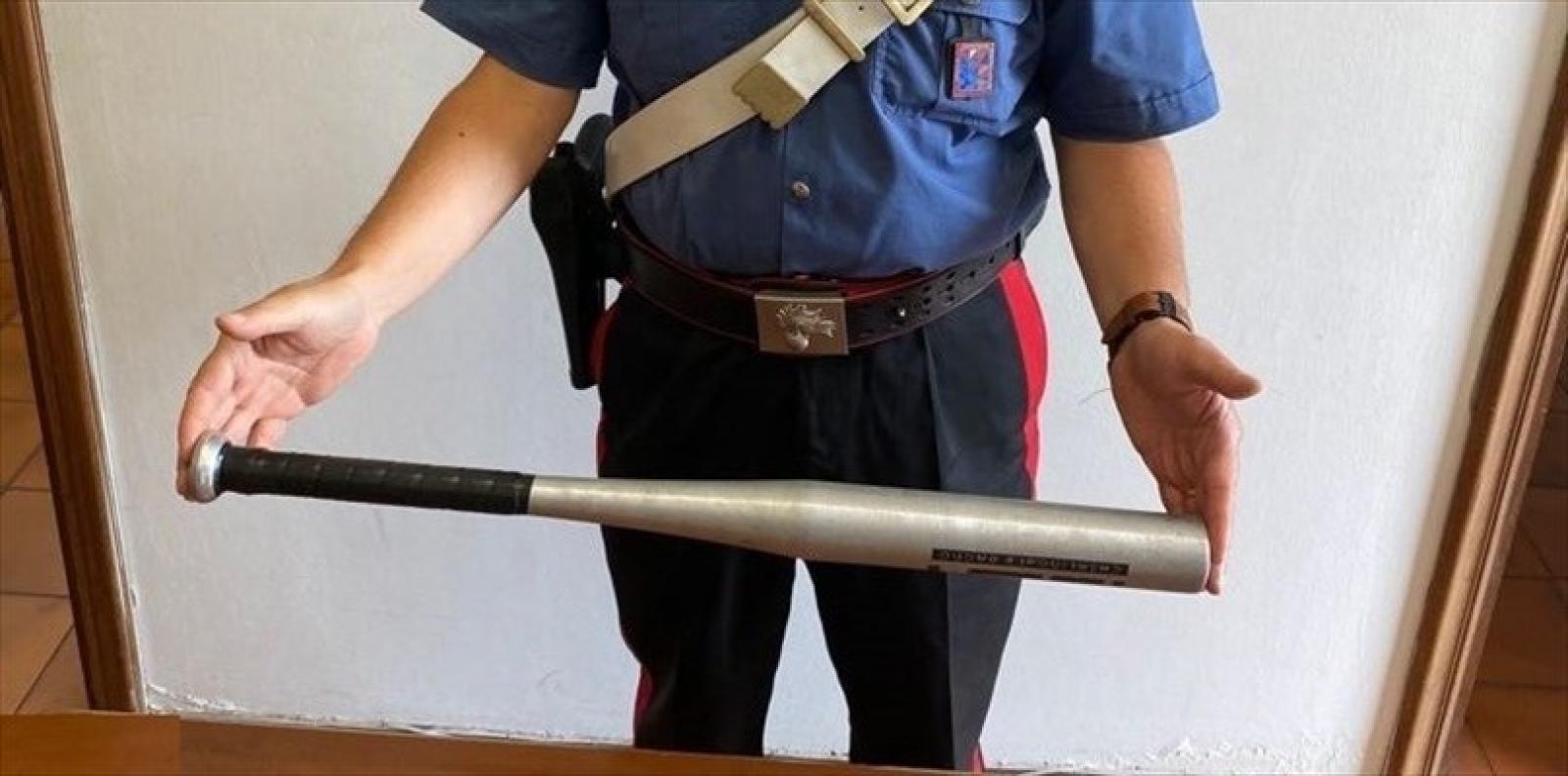 Aggredisce con una mazza la ex e il suo nuovo compagno