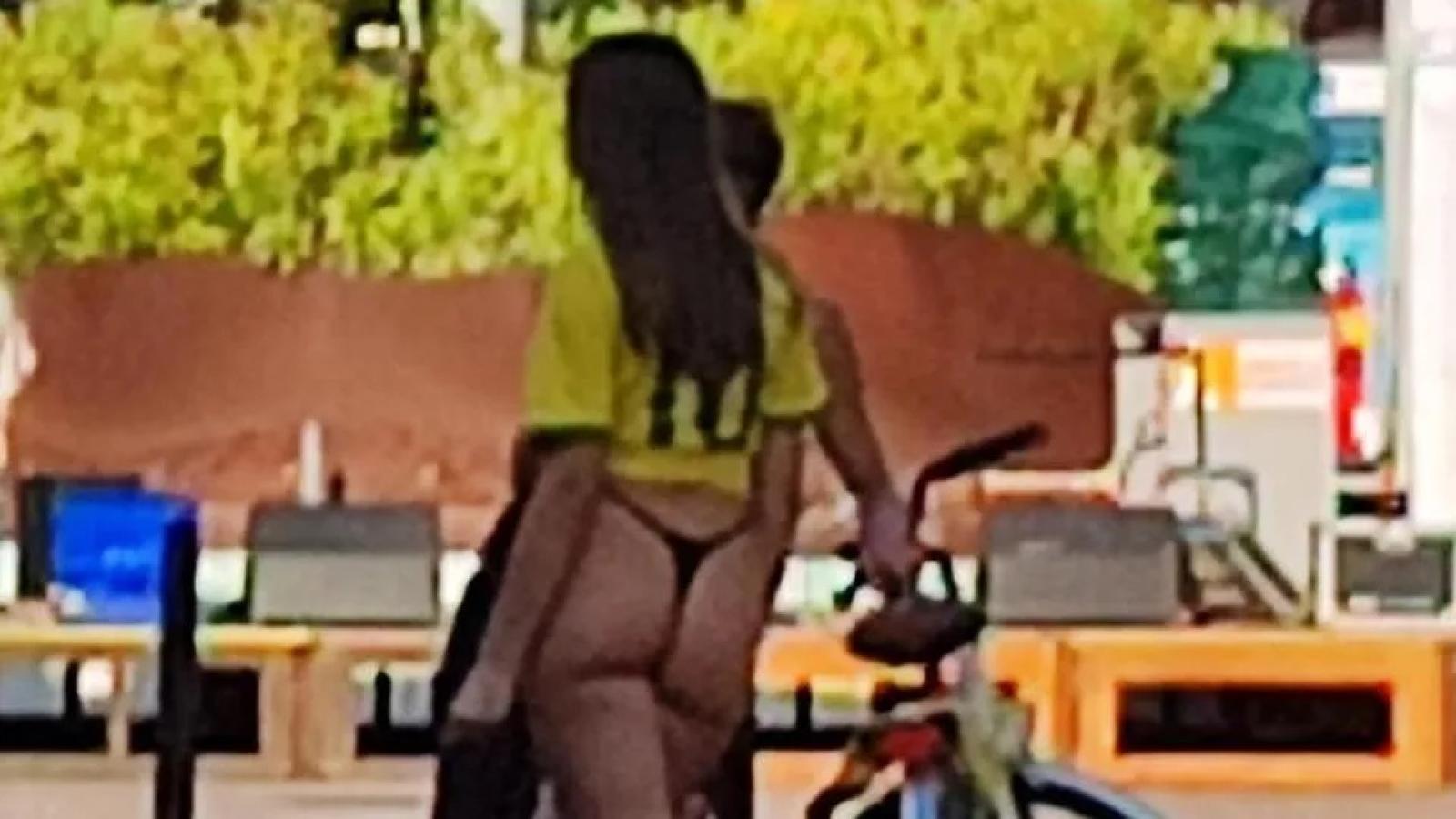 Mezzi nudi in pieno centro: "Ora basta"