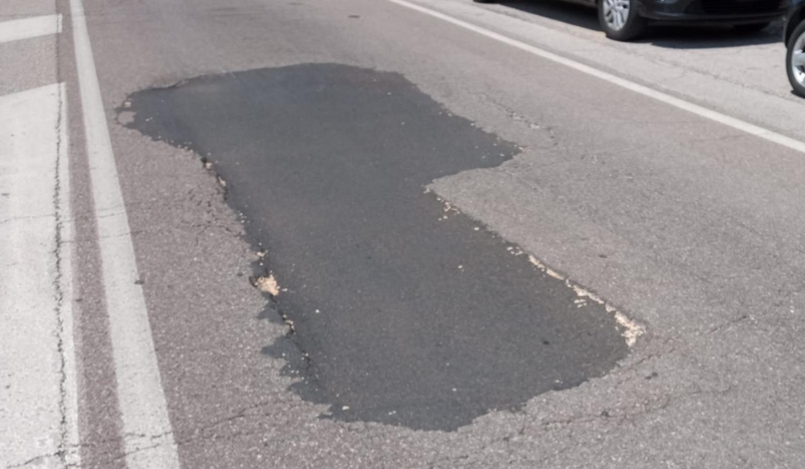 Buca "killer" nella strada super trafficata