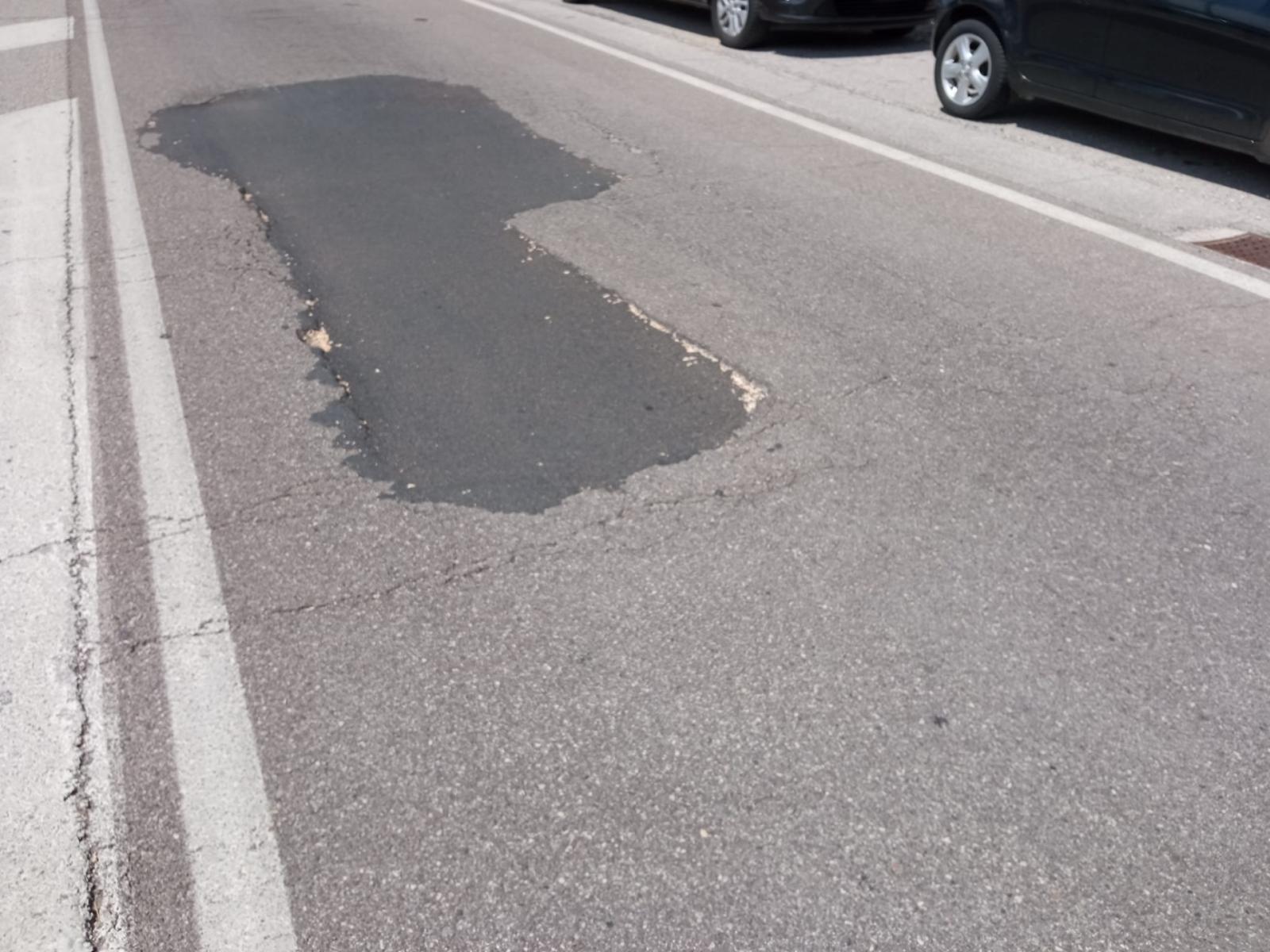 Buca "killer" nella strada super trafficata