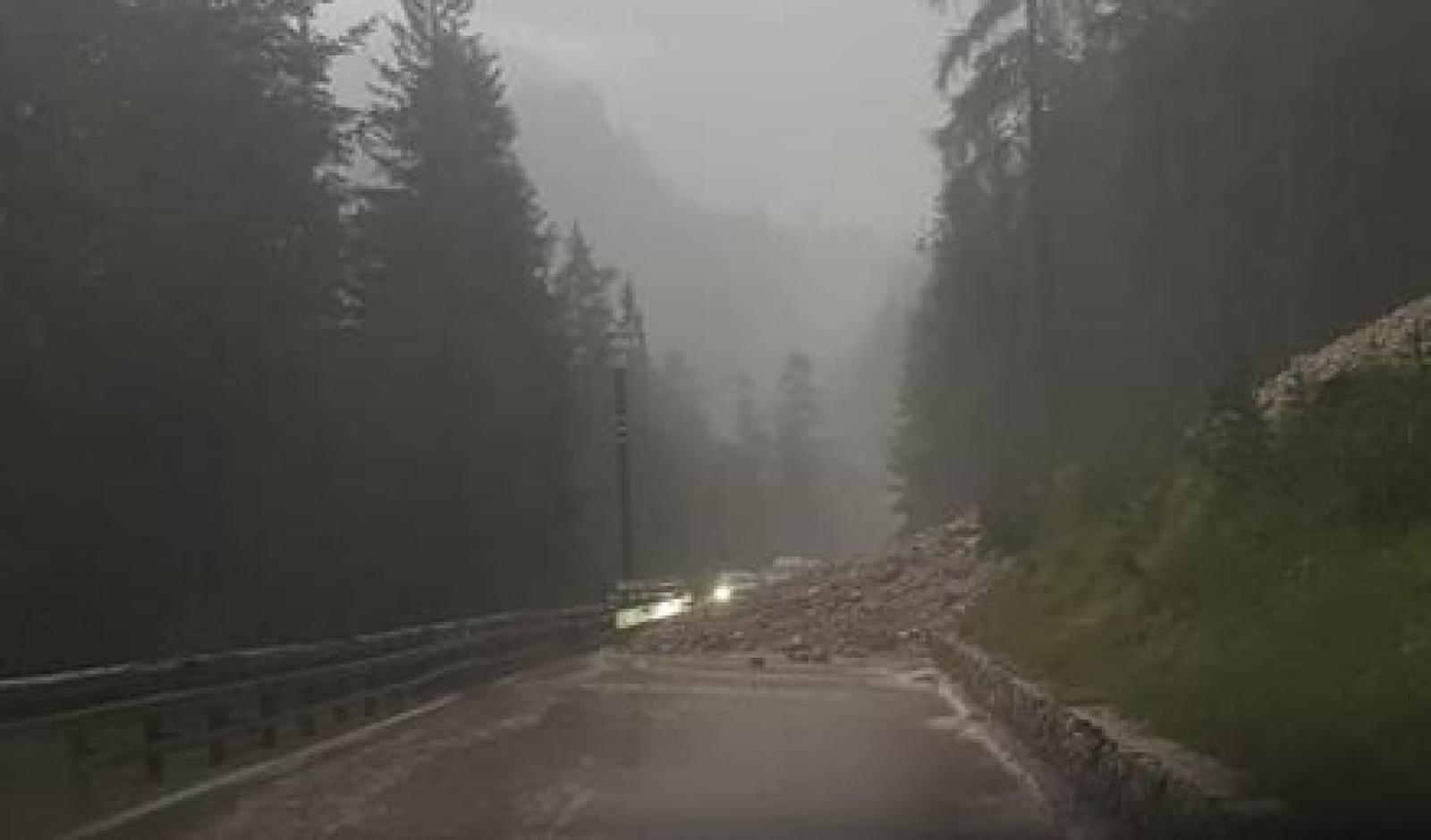 Frana sulla strada per Cortina