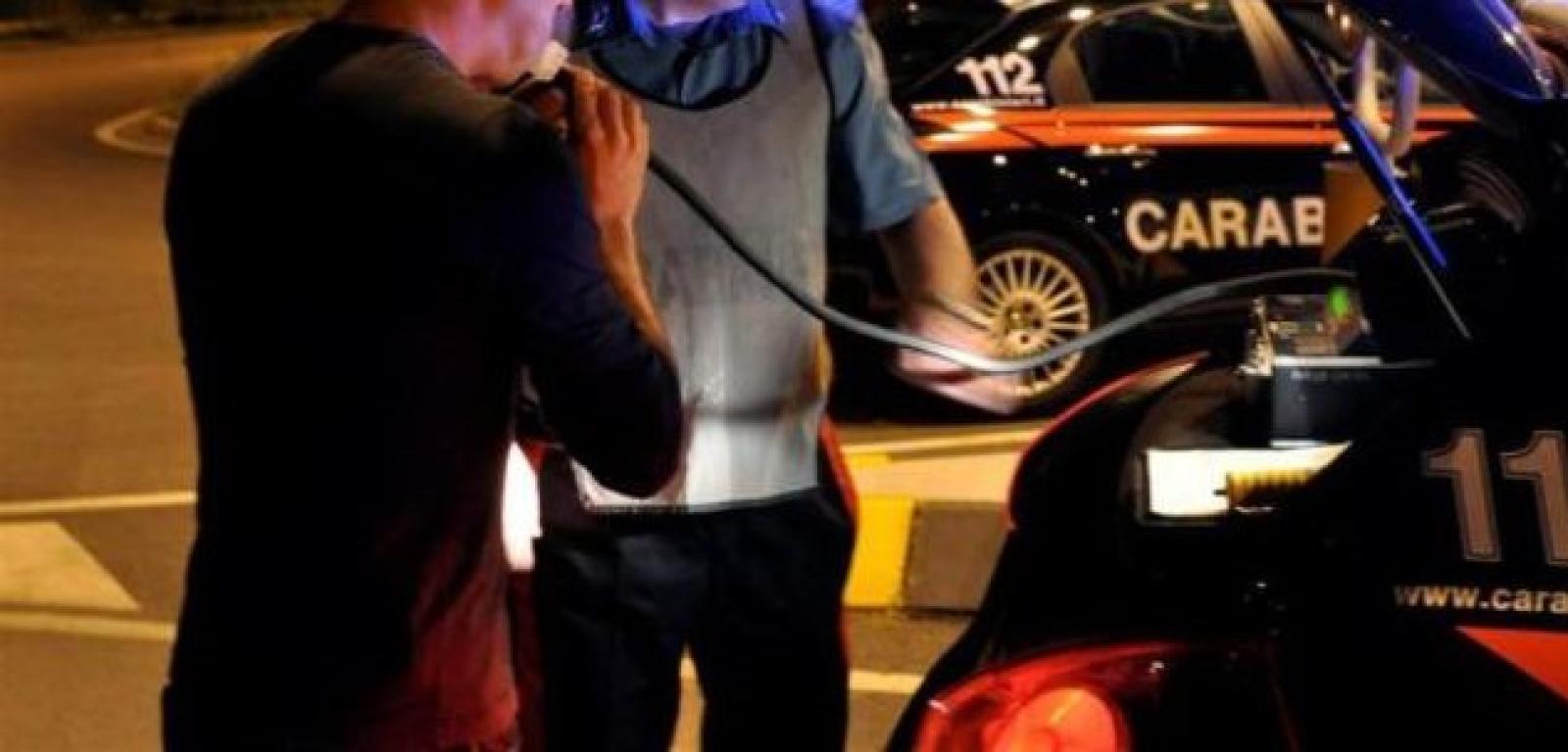 Guida ubriaco con la patente revocata, denunciato