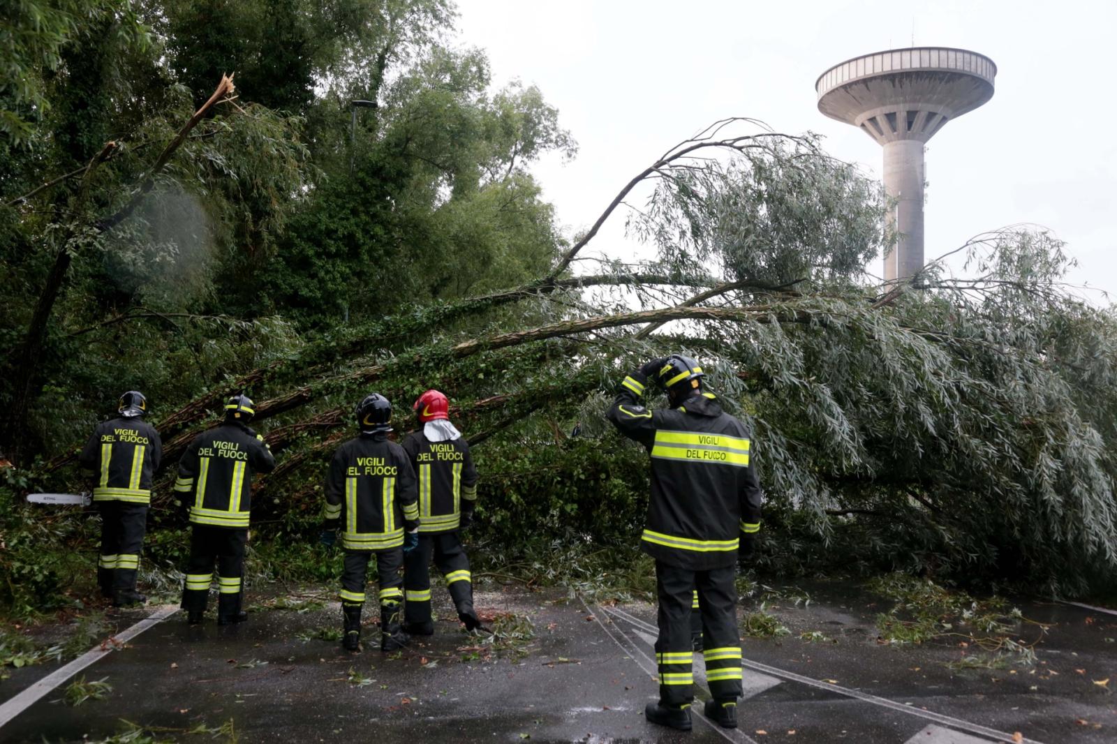 Violento nubifragio, allagamenti e alberi abbattuti