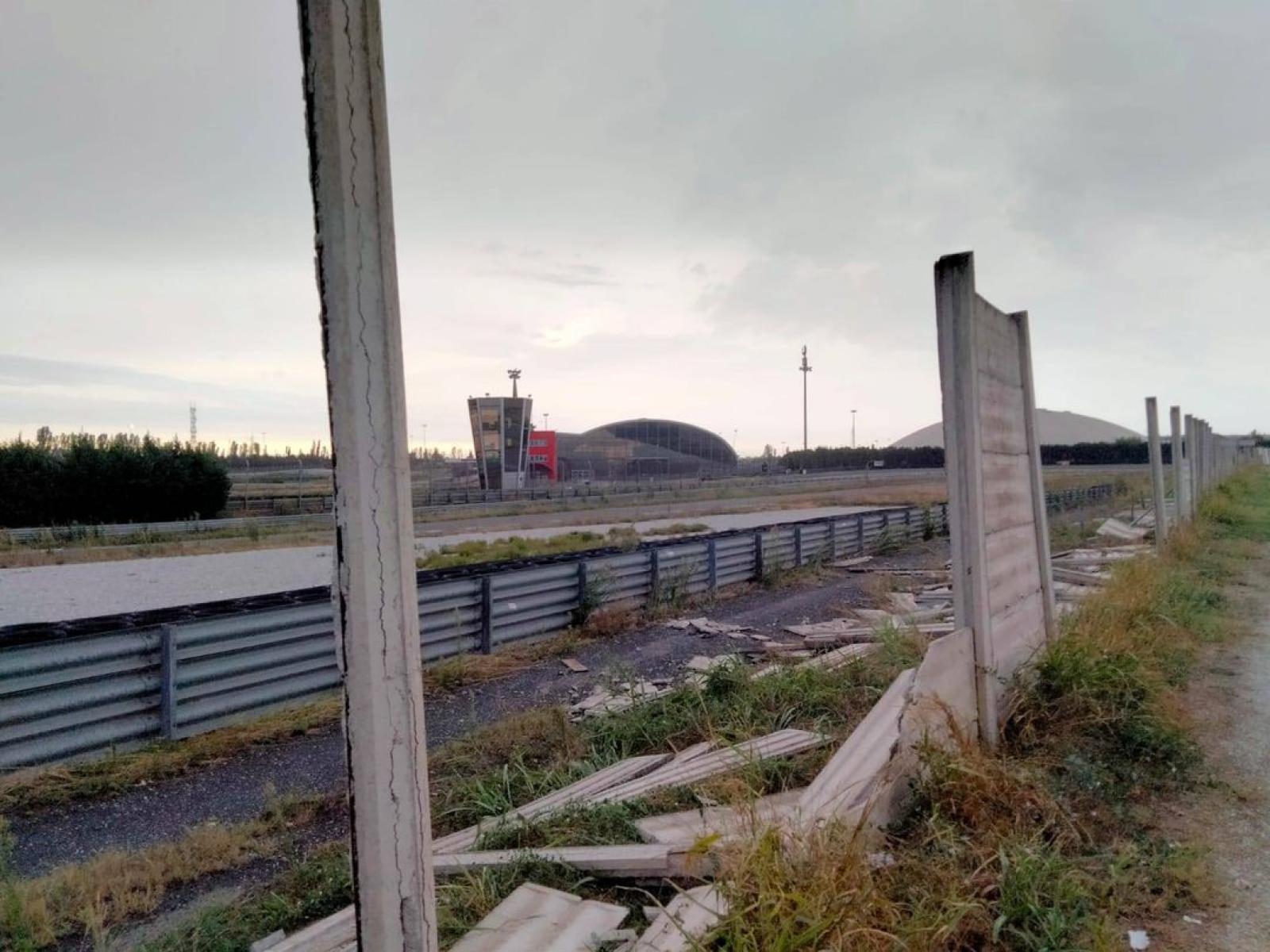 Tromba d'aria sull'autodromo, mura sgretolate
