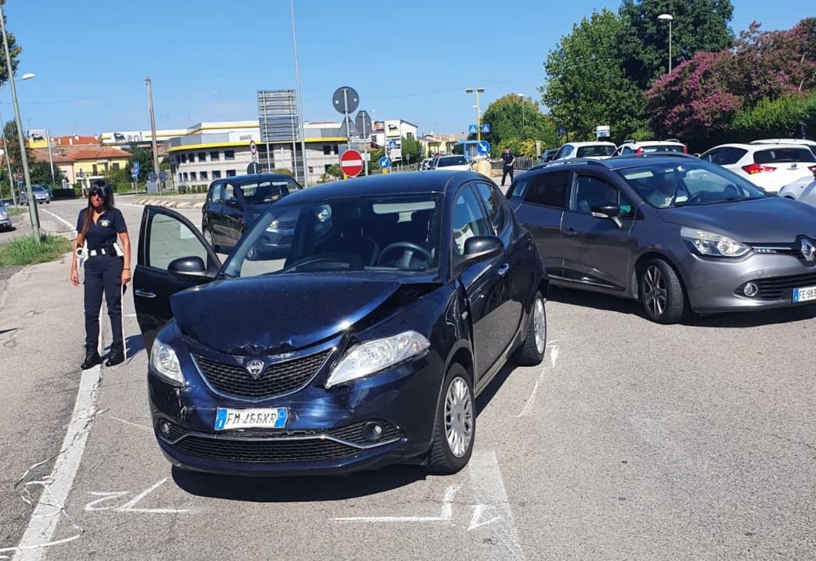 Tamponamento tra 3 auto, in due finiscono all'ospedale