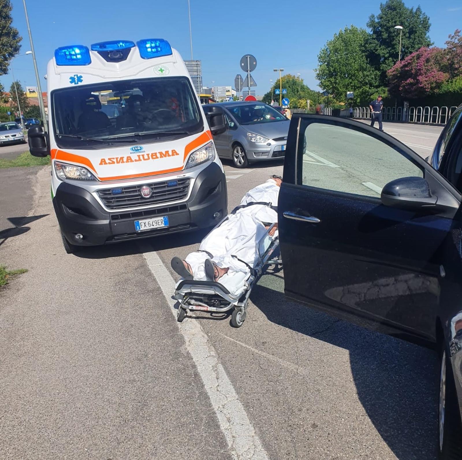 Tamponamento tra 3 auto, in due finiscono all'ospedale