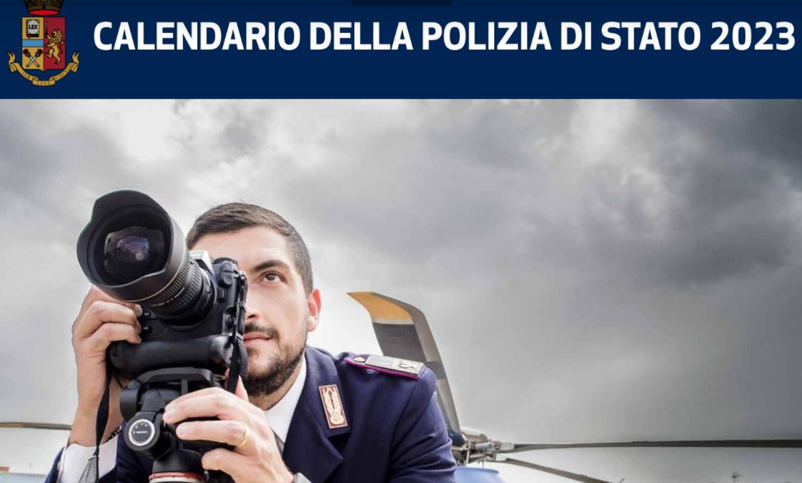 La polizia fotografa la polizia, per beneficienza