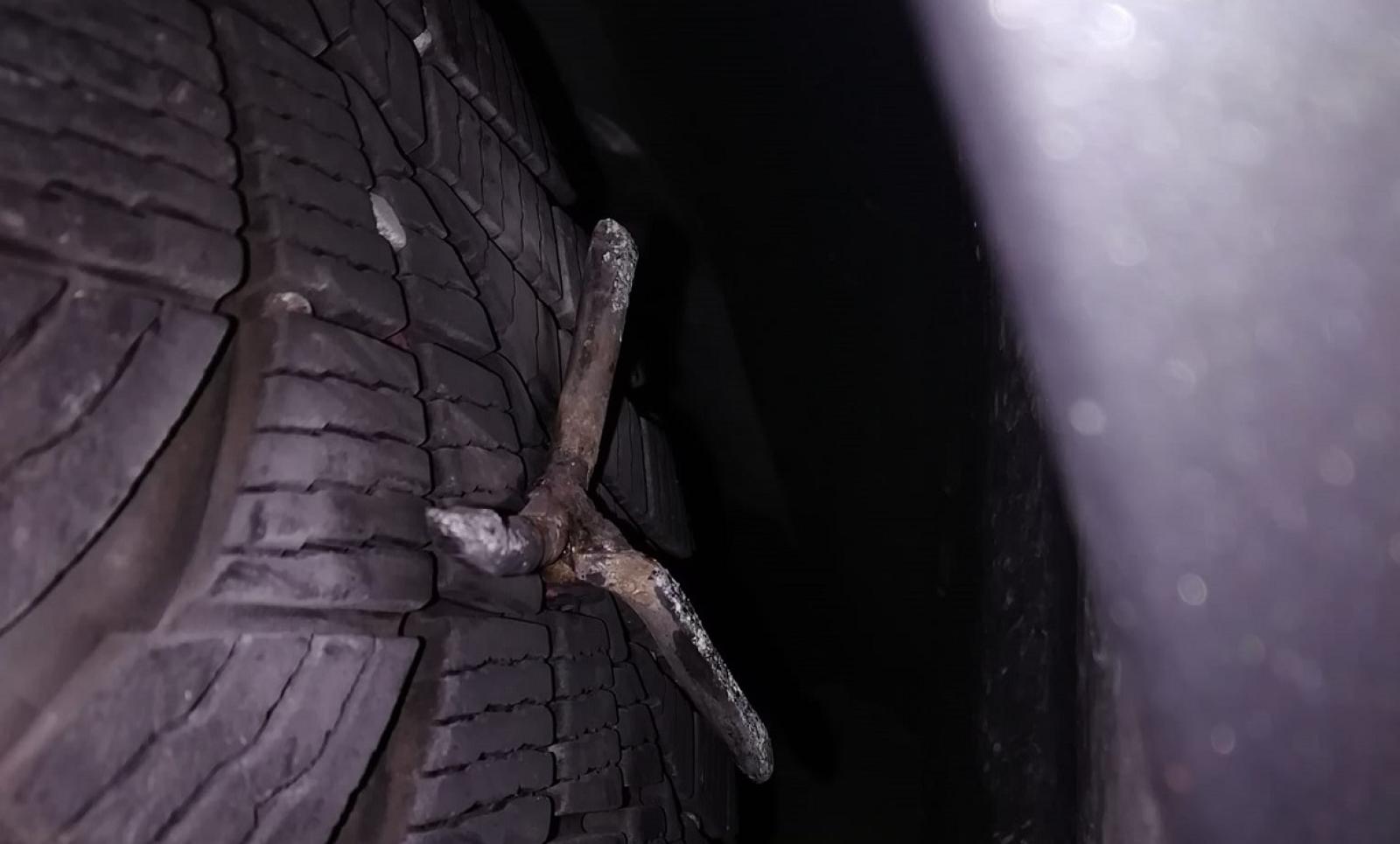 Chiodi lasciati sulla strada, strage di pneumatici