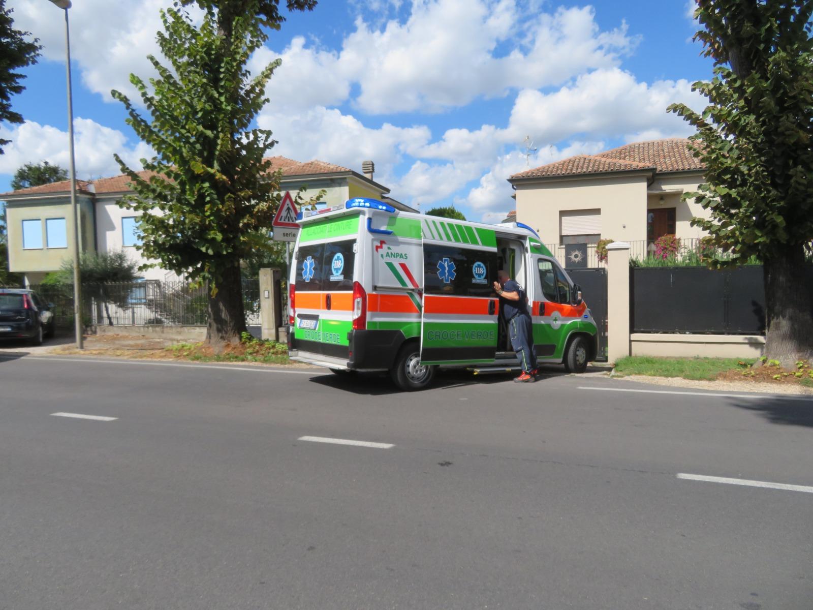 Si schianta in scooter e perde conoscenza