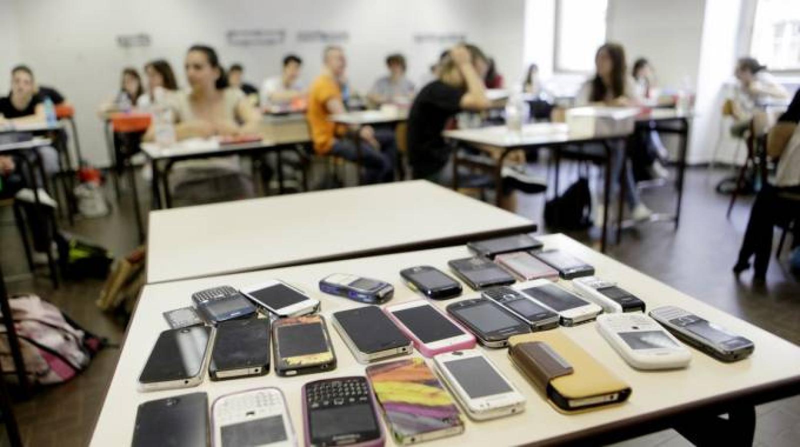 Cellulari vietati in classe, scatta la polemica