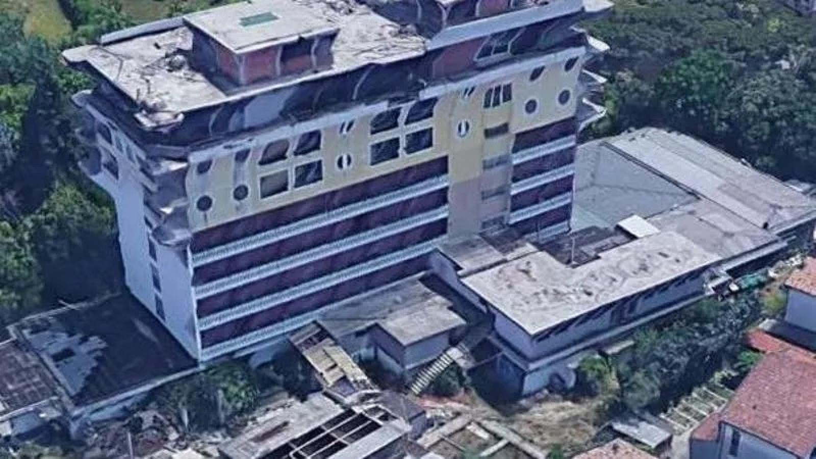 L'ex albergo sar&agrave; fatto saltare in aria