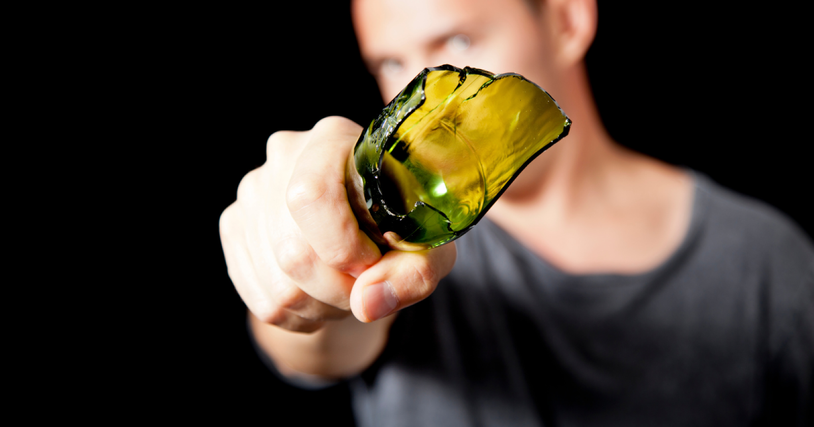 Bottigliate e calci nei testicoli ai carabinieri: arrestato