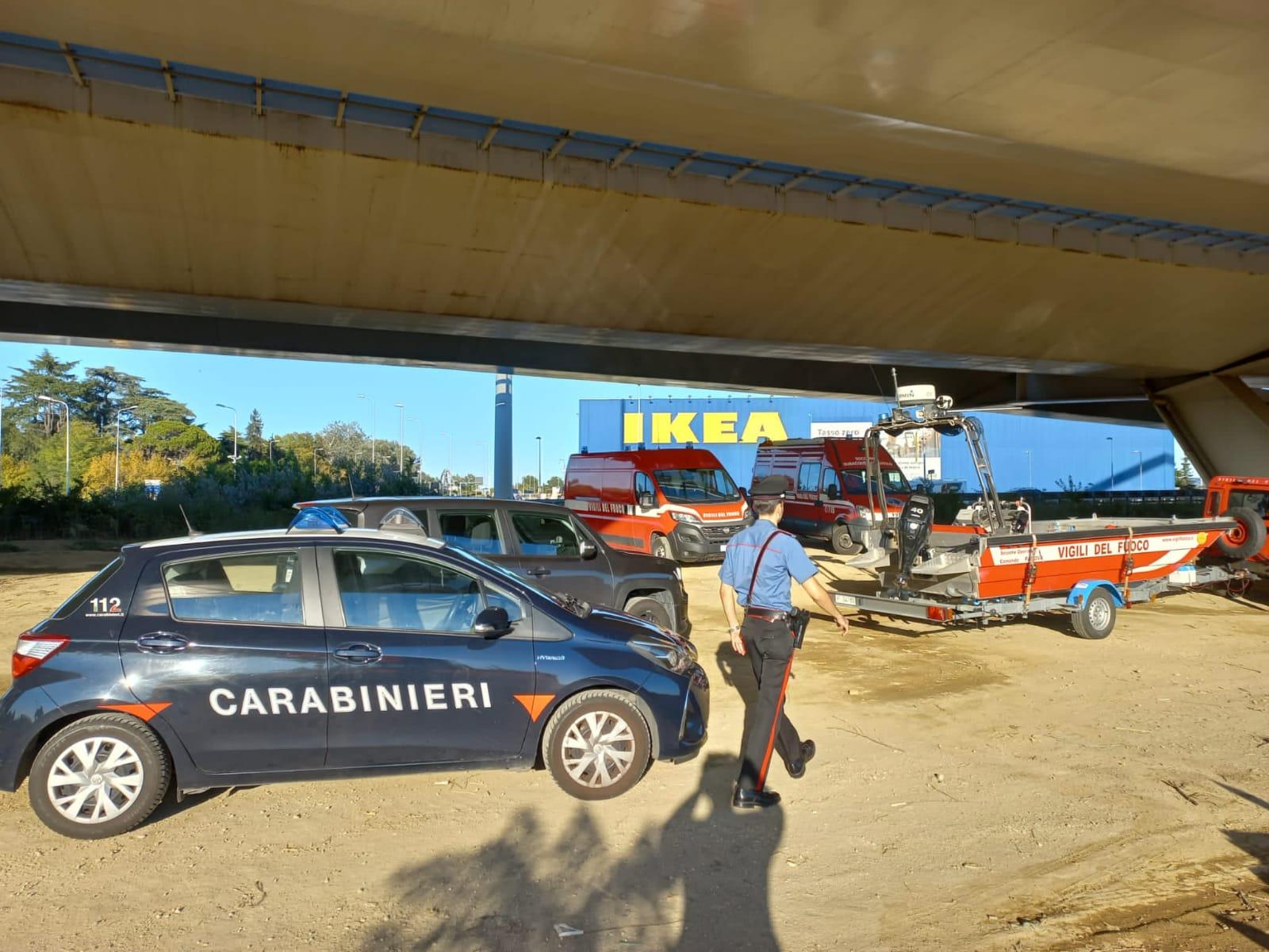 Entra all'Ikea e sparisce nel nulla, si cerca con i cani