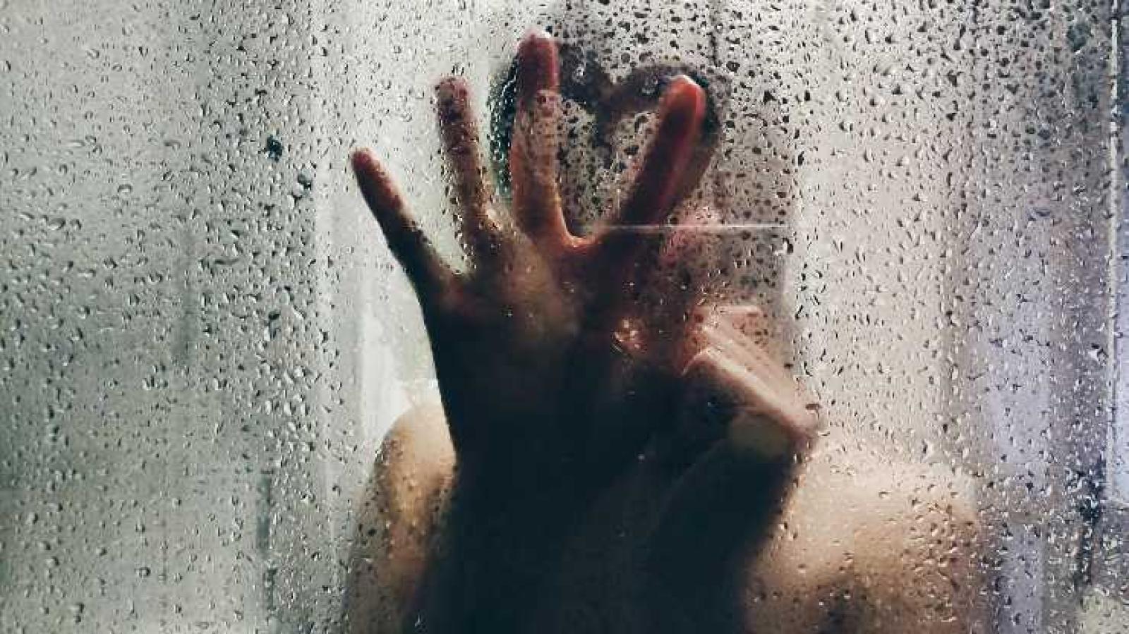 "Fate la doccia assieme, si risparmia"