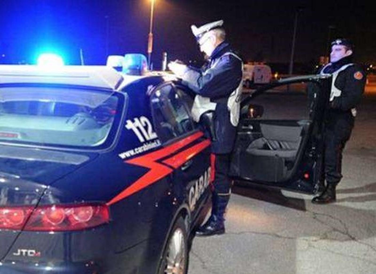 Paura e caos in pizzeria, i clienti calmano il 18enne