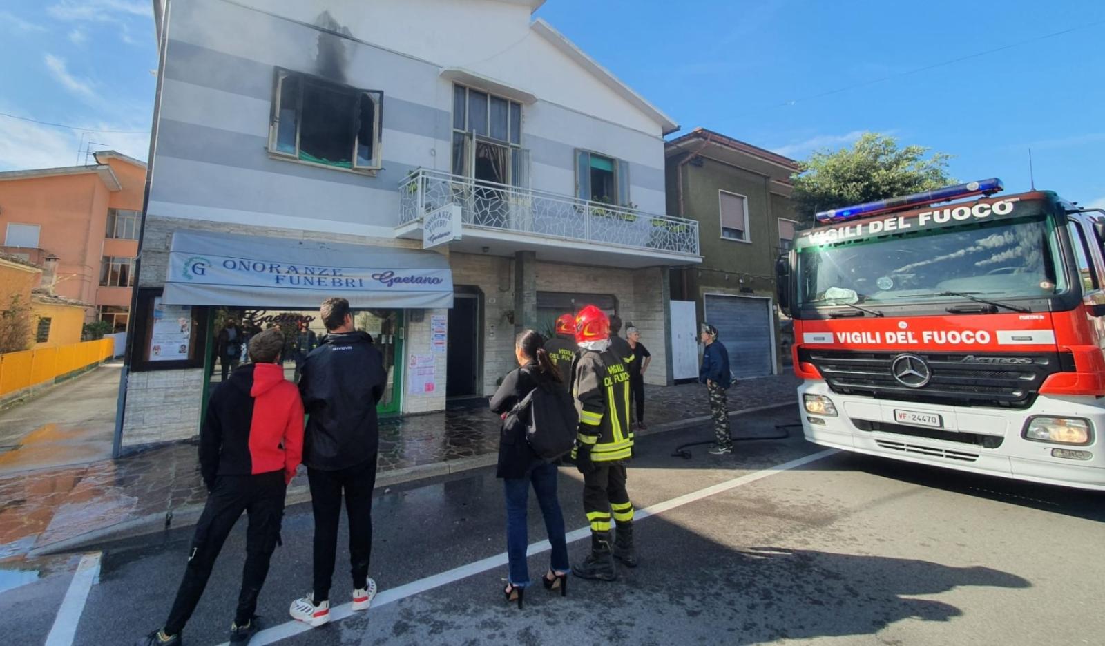 Incendio distrugge un appartamento in centro