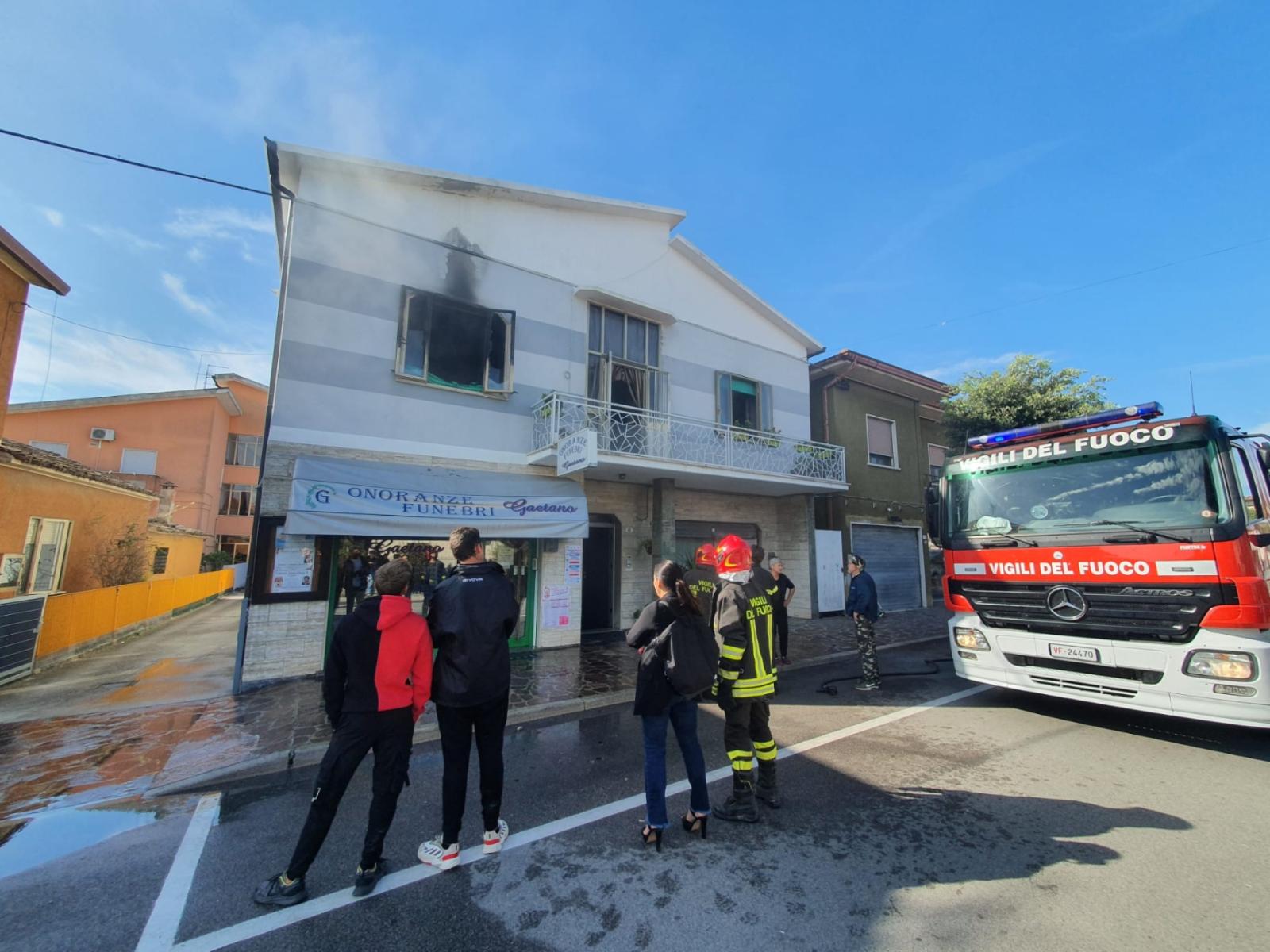 Incendio distrugge un appartamento in centro